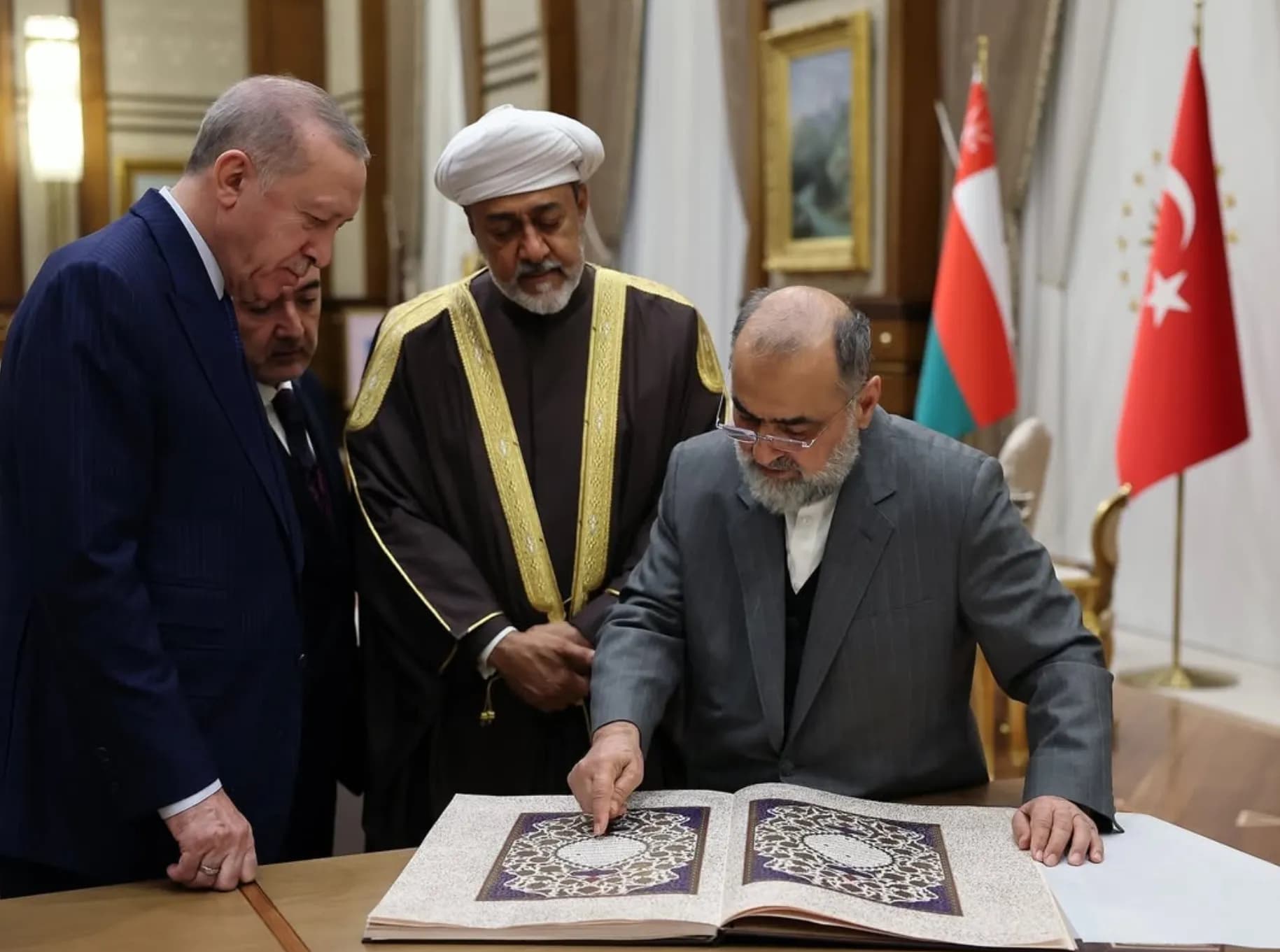 Cumhurbaşkanı Sayın Recep Tayyip Erdoğan ve Hattat Hüseyin Kutlu, orijinal el yazması İstanbul Mushafı'nı inceliyorlar.